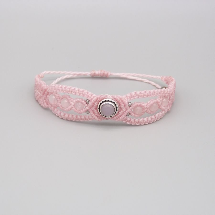 Rosa mikro-macramé armband med en rosa kvartssten