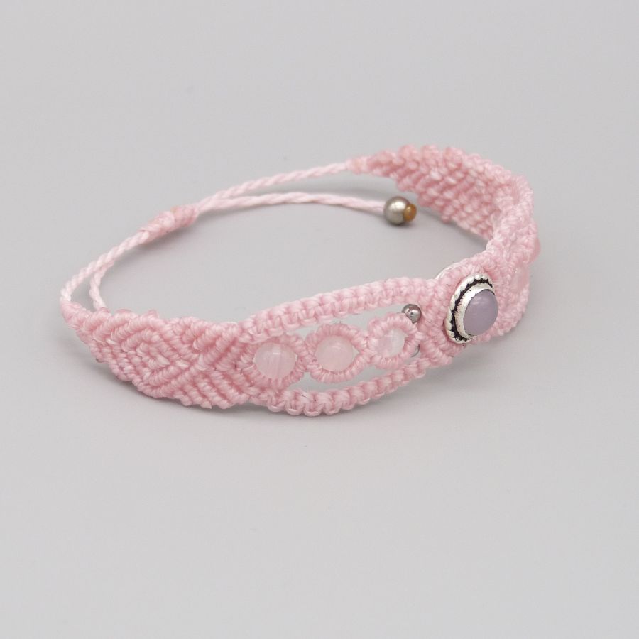 Rosa mikro-macramé armband med en rosa kvartssten
