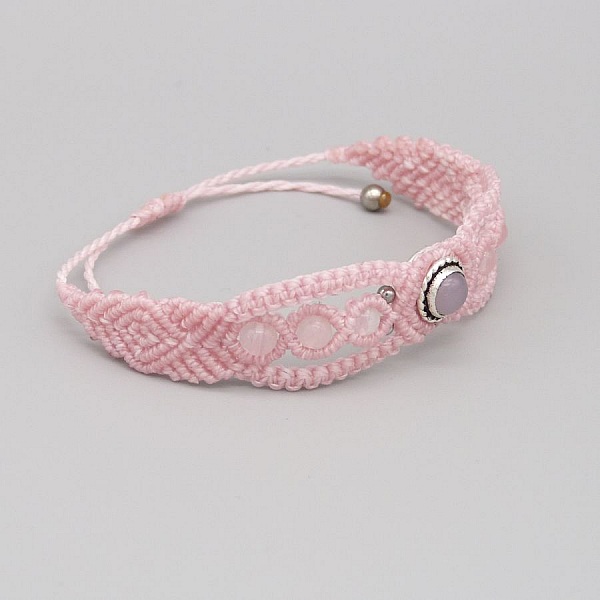 Rosa mikro-macram&eacute; armband med en rosa kvartssten