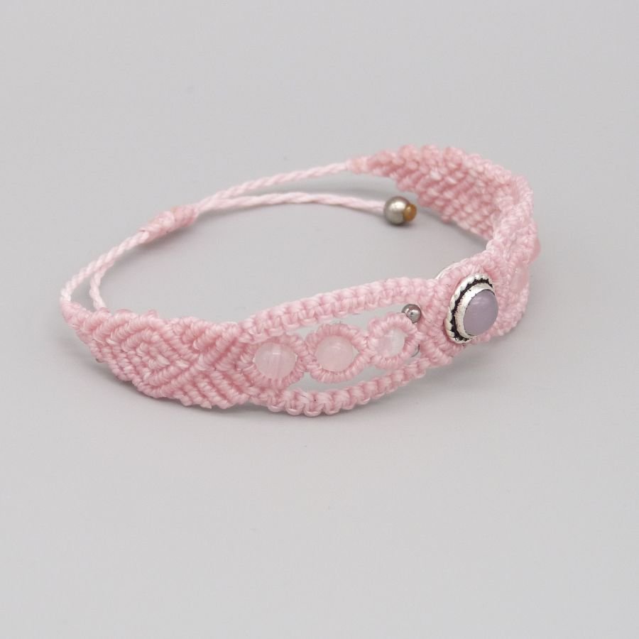 Rosa mikro-macramé armband med en rosa kvartssten