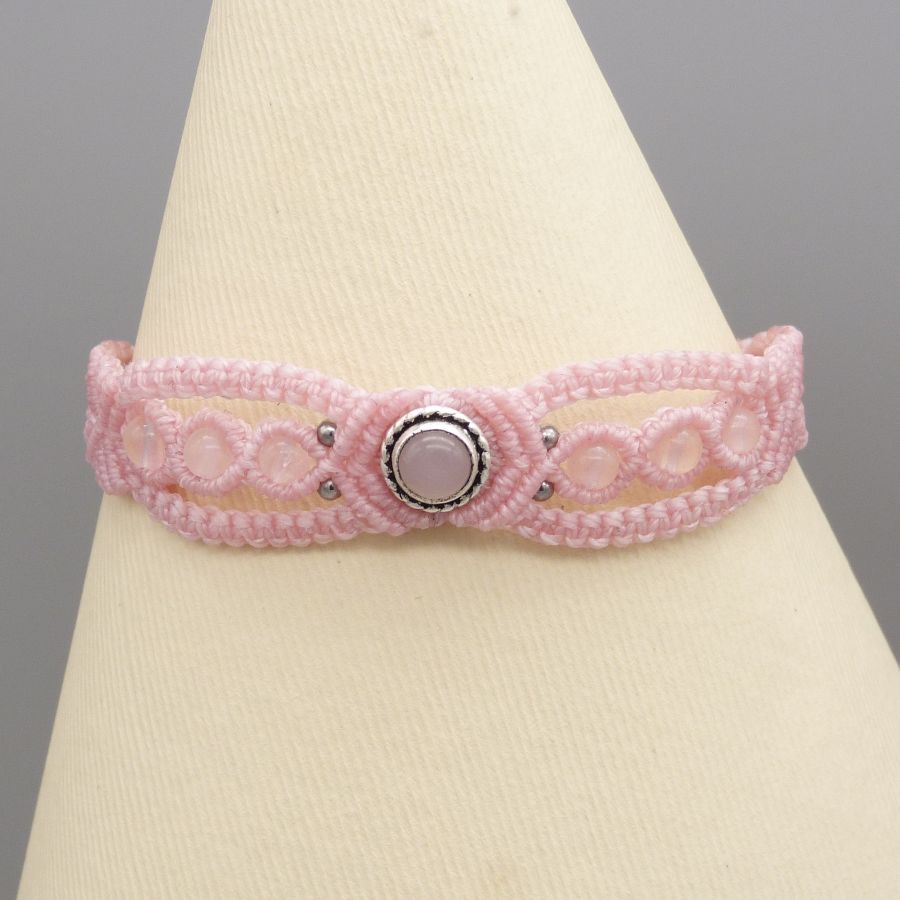 Rosa mikro-macramé armband med en rosa kvartssten