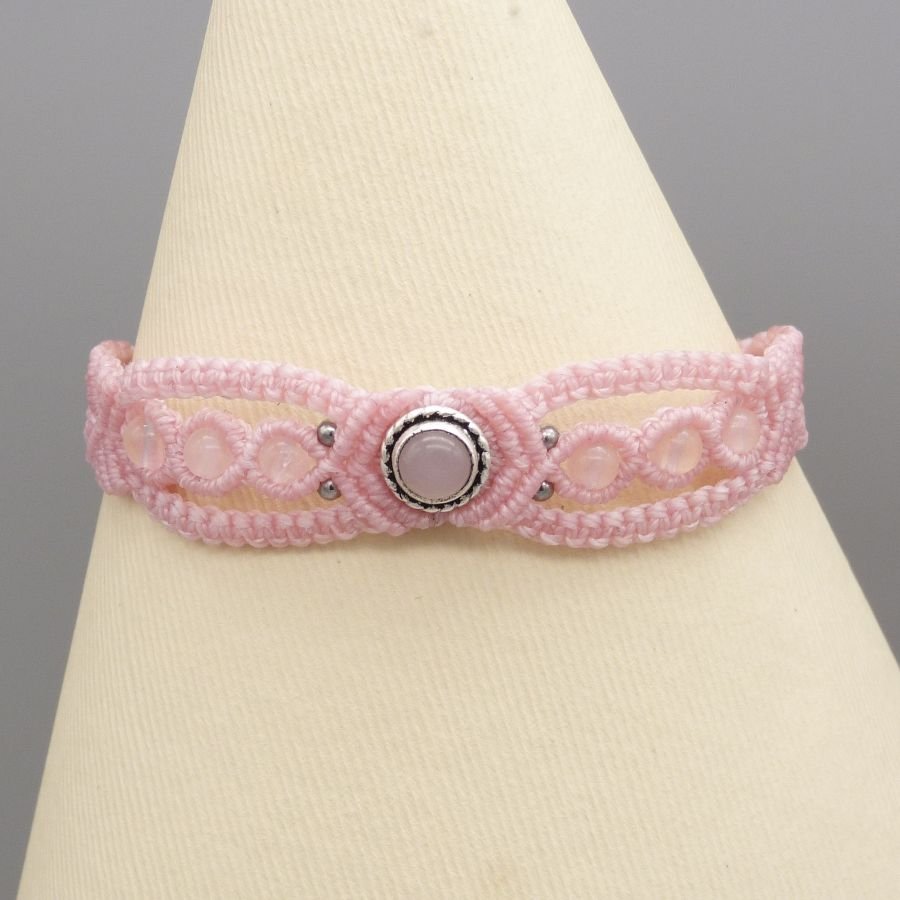 Rosa mikro-macramé armband med en rosa kvartssten