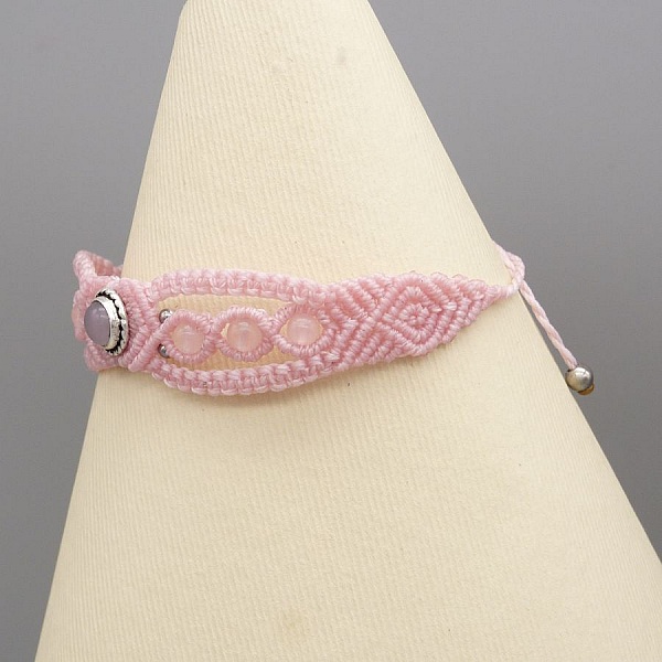 Rosa mikro-macram&eacute; armband med en rosa kvartssten