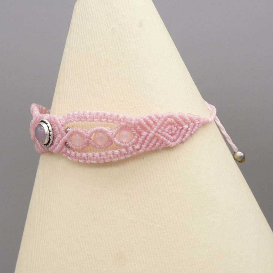 Rosa mikro-macramé armband med en rosa kvartssten