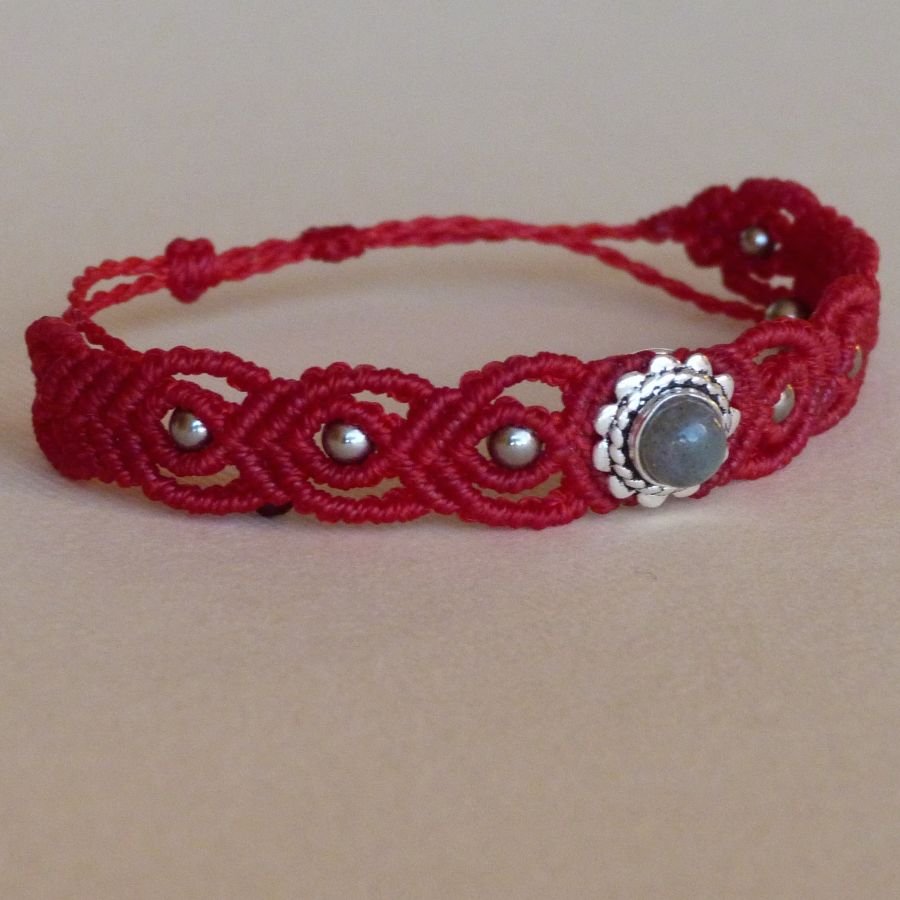 Rött mikro-macramé armband med en labradorit i metall