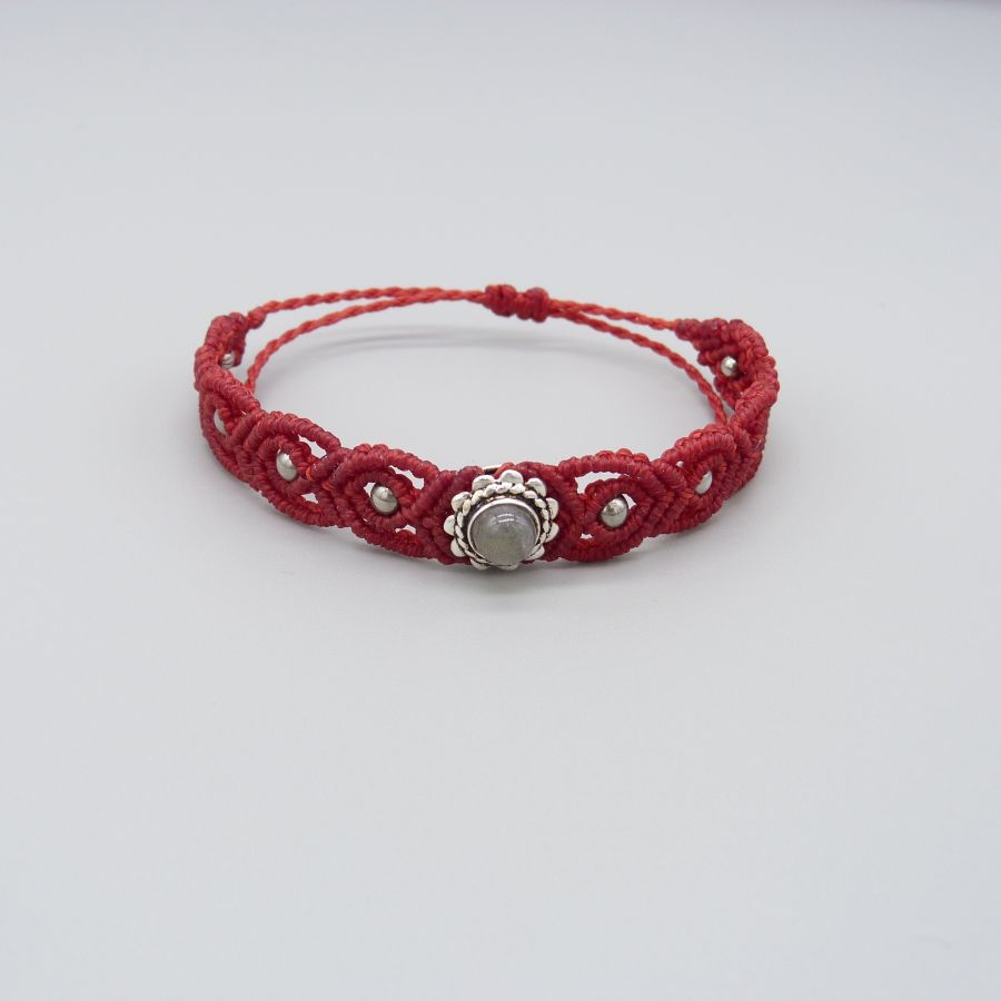 Rött mikro-macramé armband med en labradorit i metall