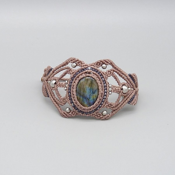 Taupe mikro-macram&eacute; armband med en labradorit