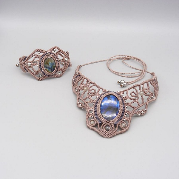 Taupe mikro-macram&eacute; armband med en labradorit