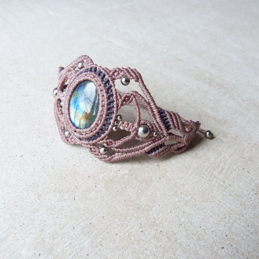Taupe mikro-macramé armband med en labradorit