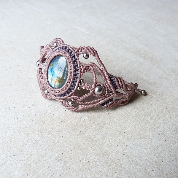 Taupe mikro-macram&eacute; armband med en labradorit