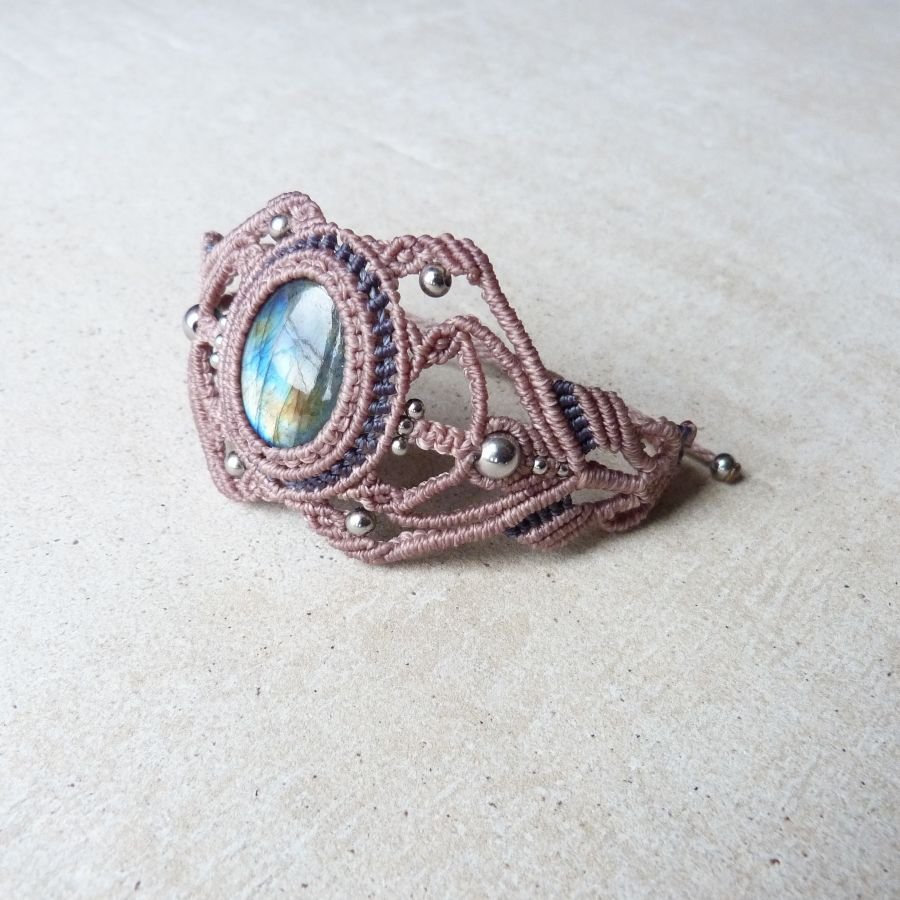 Taupe mikro-macramé armband med en labradorit