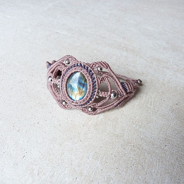 Taupe mikro-macram&eacute; armband med en labradorit