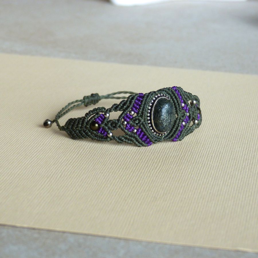 Grönt mikro-macramé armband med en sten i metall