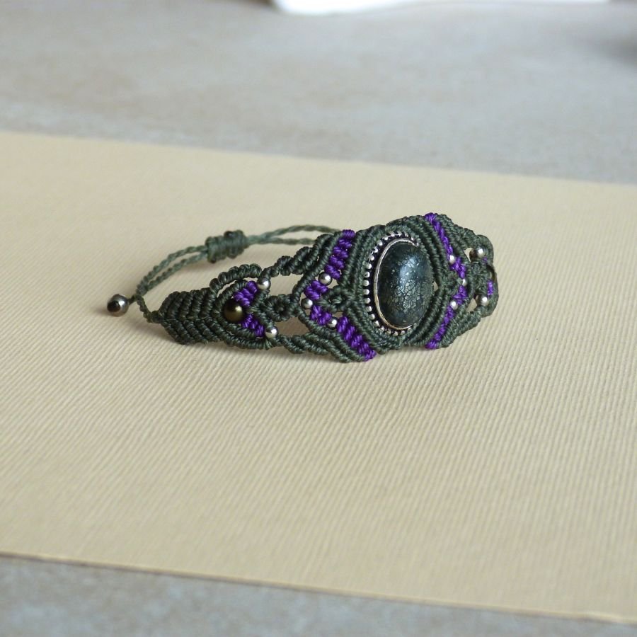 Grönt mikro-macramé armband med en sten i metall