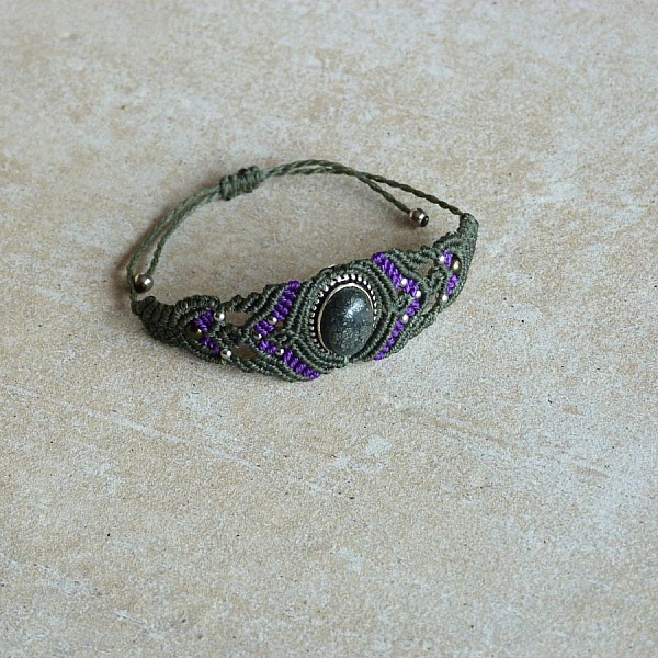 Gr&ouml;nt mikro-macram&eacute; armband med en sten i metall