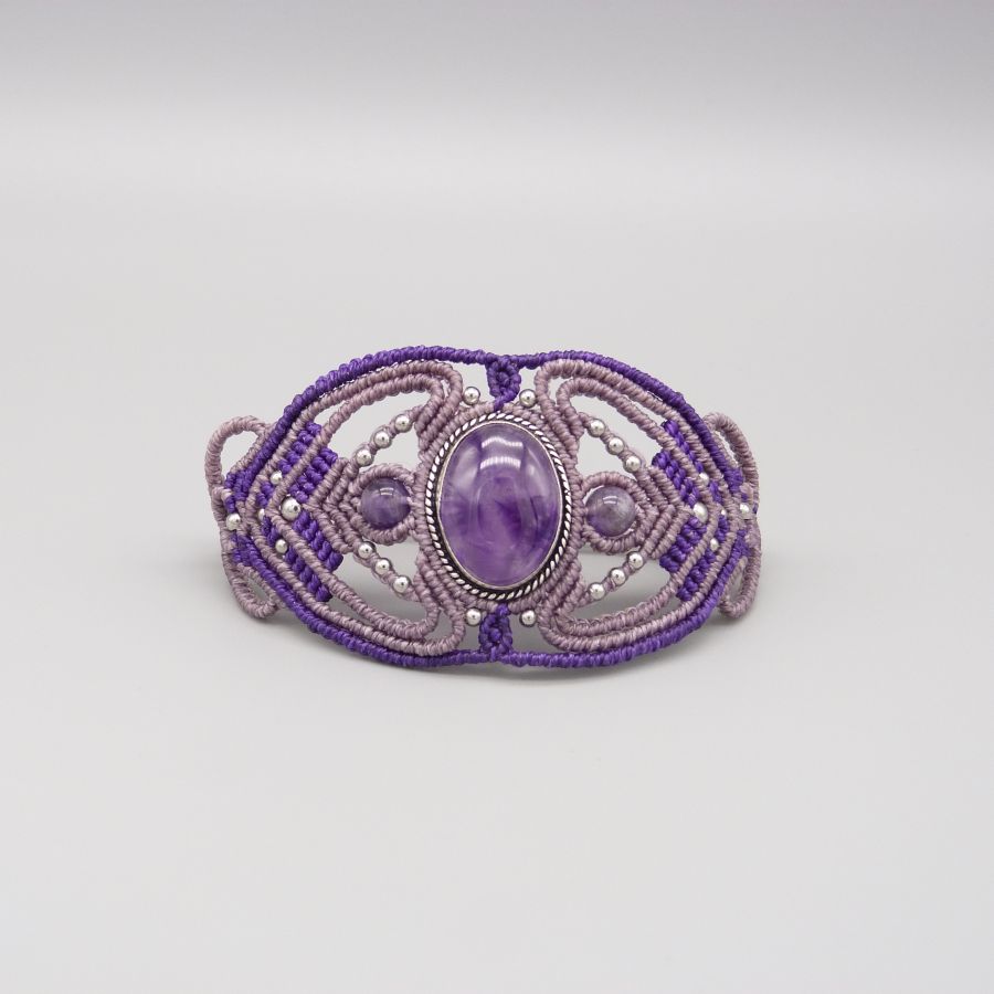 Lila mikro-macramé armband med en ametist i mitten