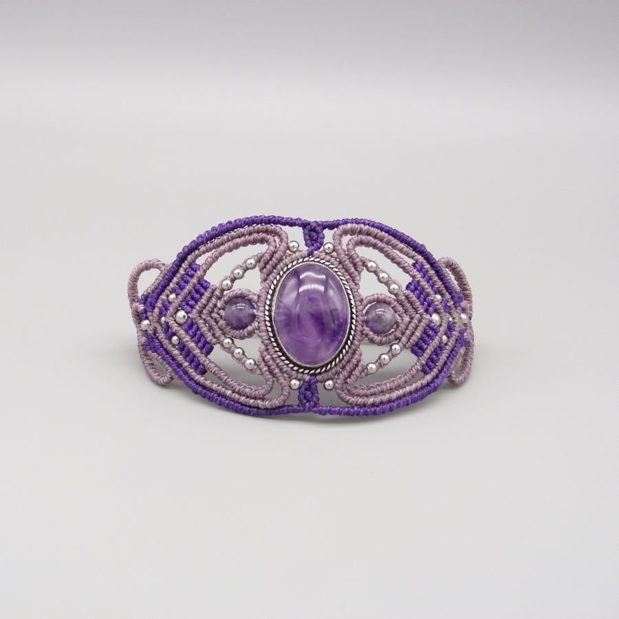 Lila mikro-macramé armband med en ametist i mitten