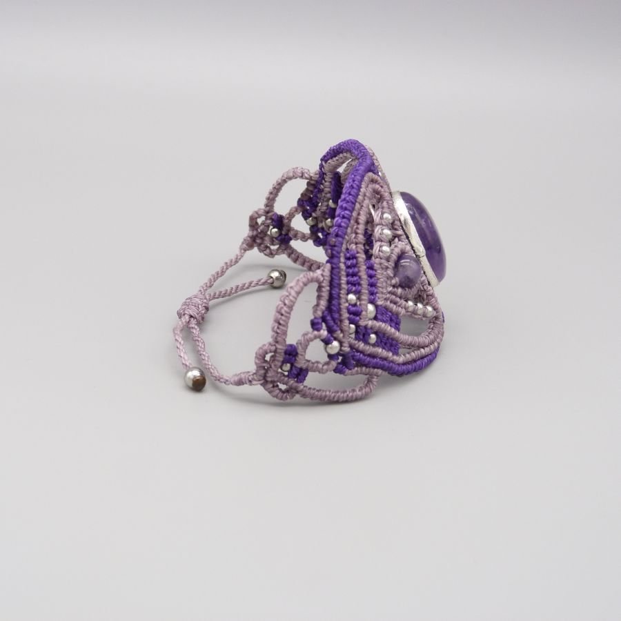 Lila mikro-macramé armband med en ametist i mitten