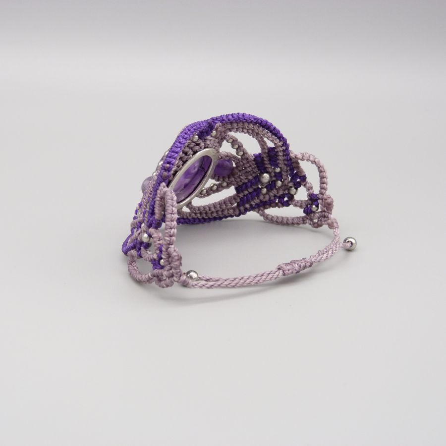 Lila mikro-macramé armband med en ametist i mitten