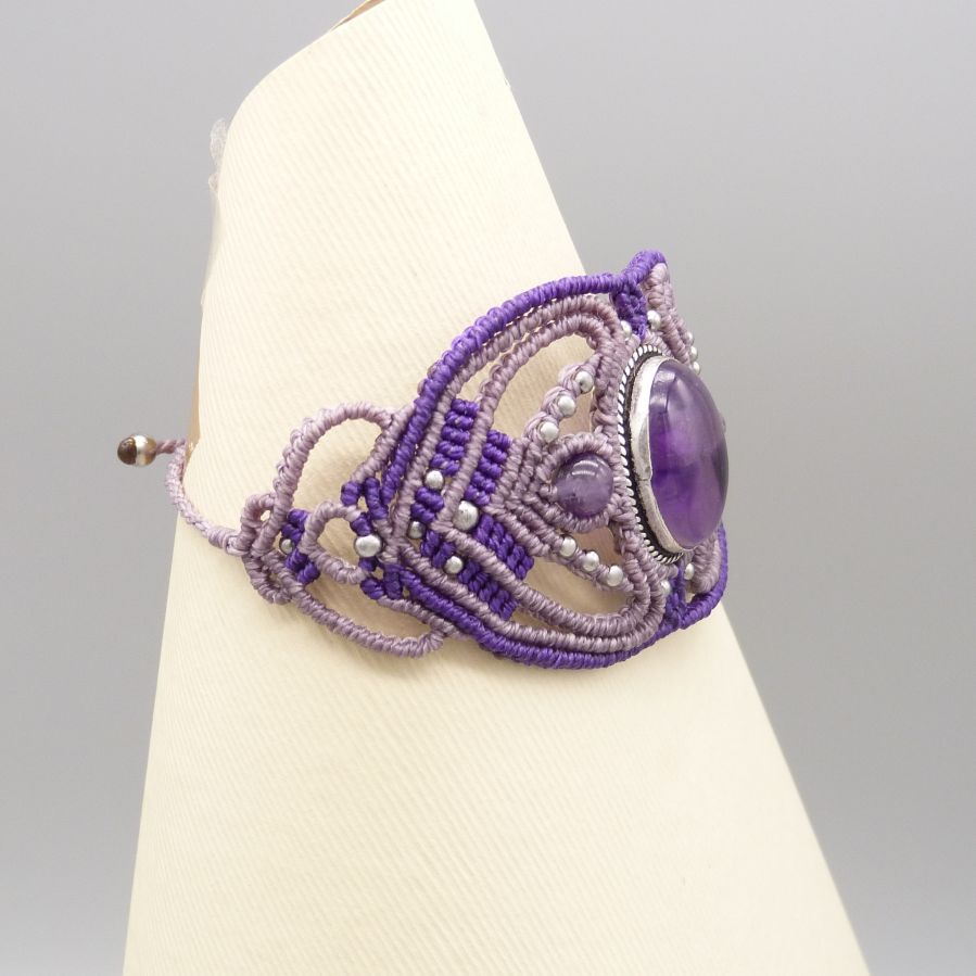 Lila mikro-macramé armband med en ametist i mitten