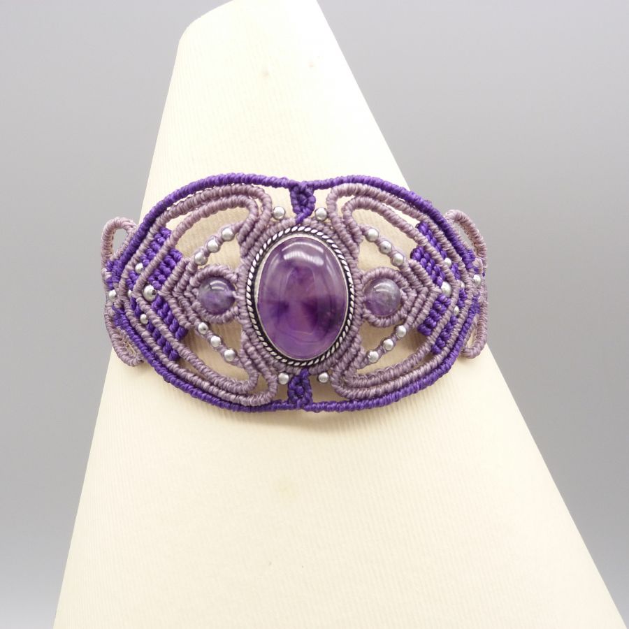Lila mikro-macramé armband med en ametist i mitten