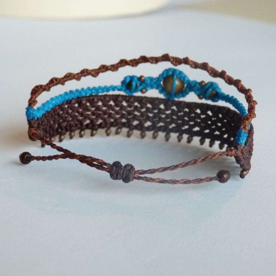3 i 1 brunt och turkost armband med flera längder i mikro-macramé