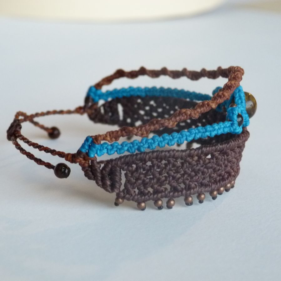 3 i 1 brunt och turkost armband med flera längder i mikro-macramé