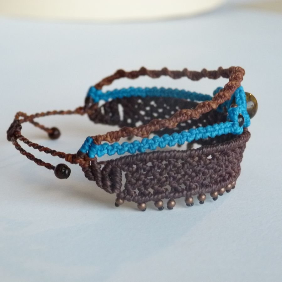 3 i 1 brunt och turkost armband med flera längder i mikro-macramé