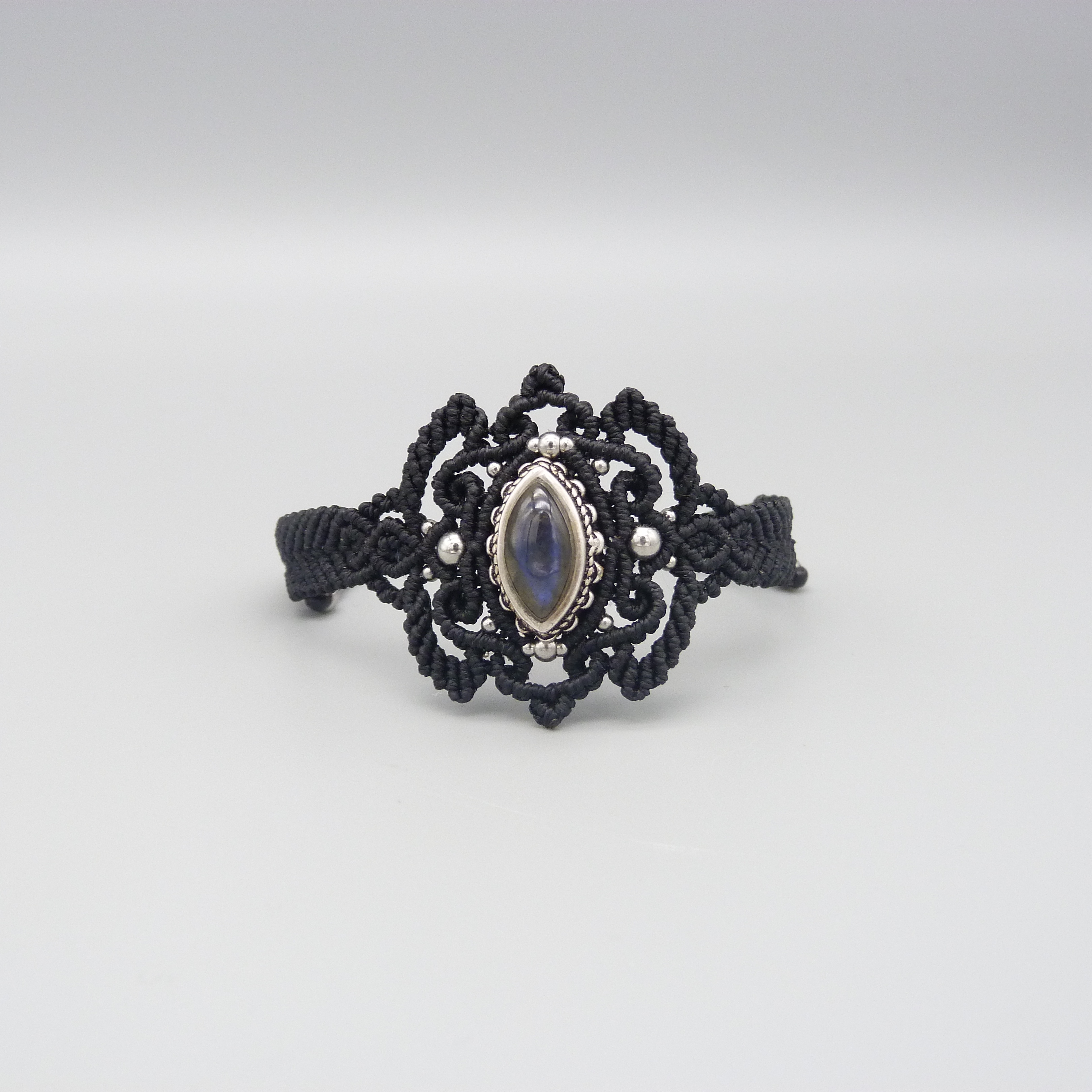 Bracelet noir en micro-macram&eacute;  avec labradorite sertie