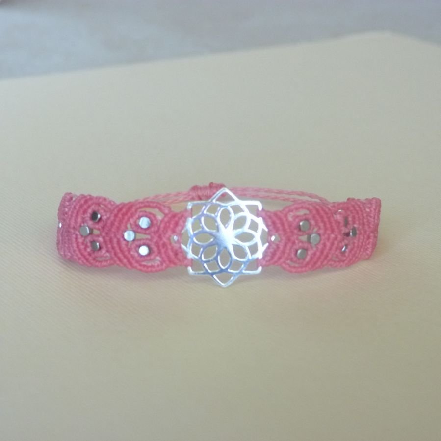 Rosa mikro-macramé armband med silverinsats