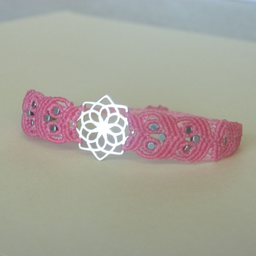 Rosa mikro-macramé armband med silverinsats