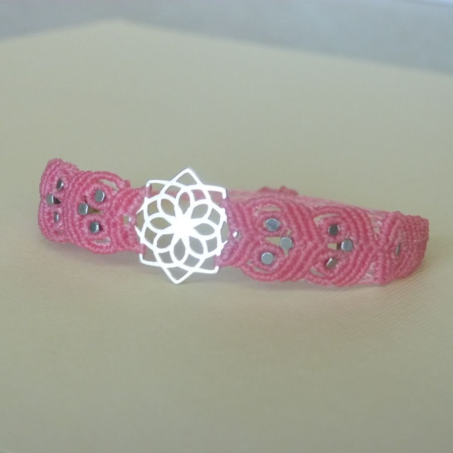Rosa mikro-macramé armband med silverinsats