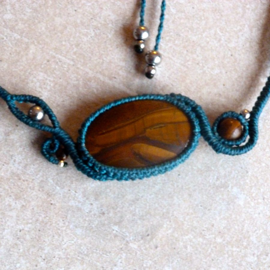 Ankablå mikro-macramé halsband med en natursten, tigerögat
