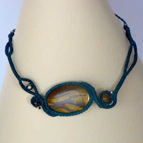 Ankablå mikro-macramé halsband med en natursten, tigerögat