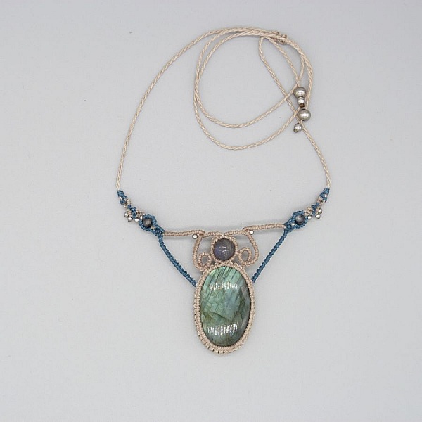 Collier beige en micro-macram&eacute; avec une labradorite
