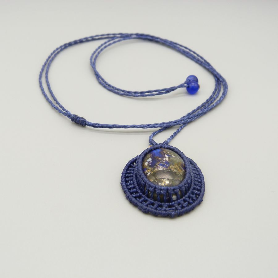Mörkblått mikro-macramé halsband med en sten cabochon