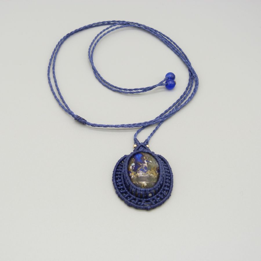 Mörkblått mikro-macramé halsband med en sten cabochon