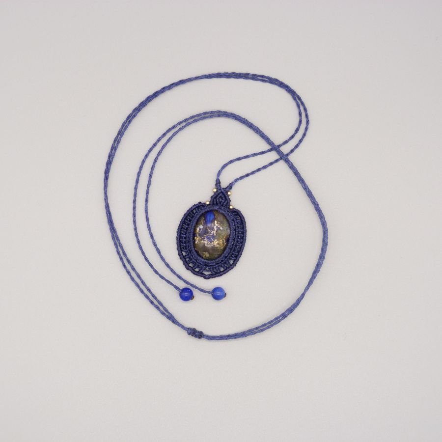Mörkblått mikro-macramé halsband med en sten cabochon