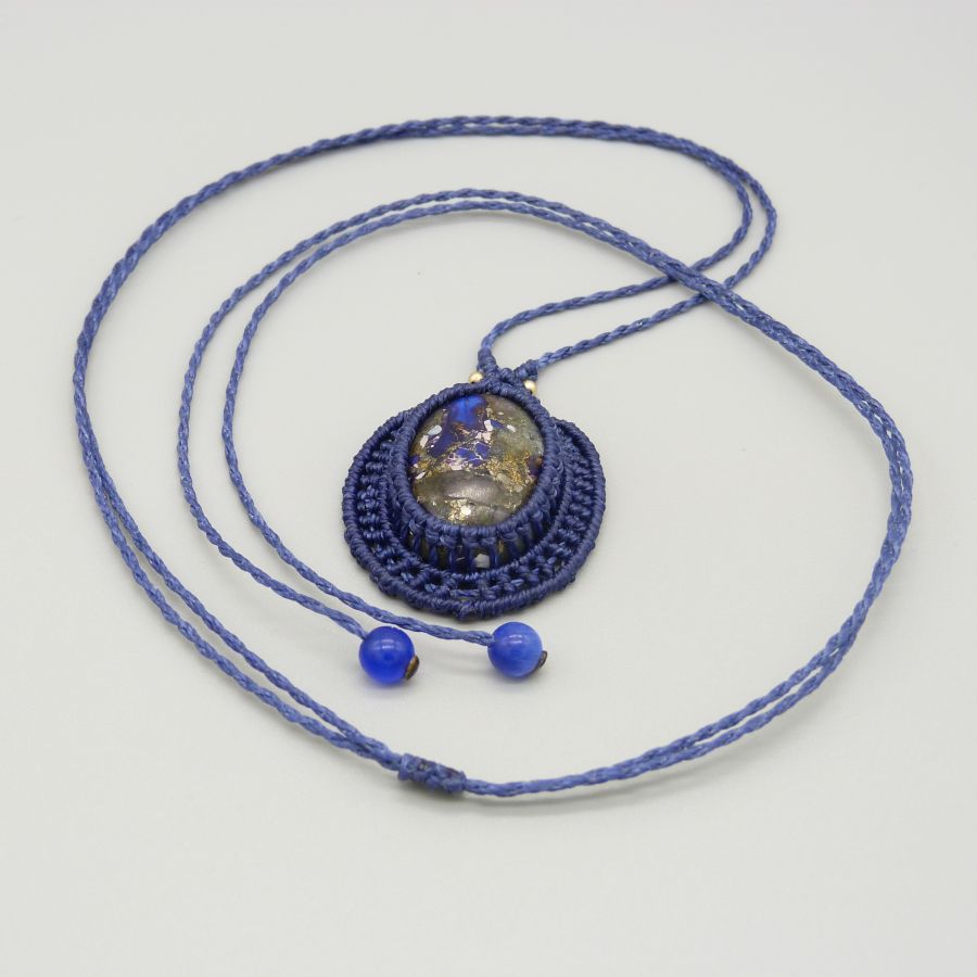 Mörkblått mikro-macramé halsband med en sten cabochon