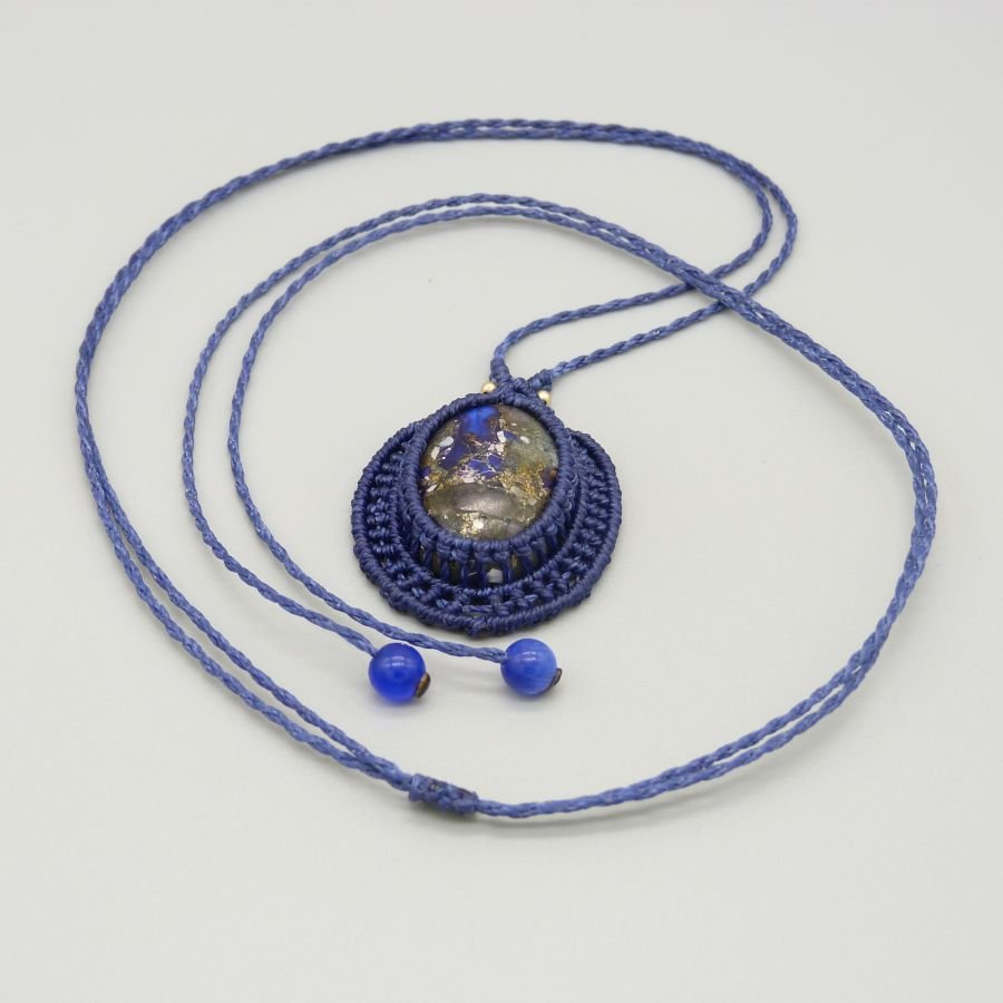 Mörkblått mikro-macramé halsband med en sten cabochon