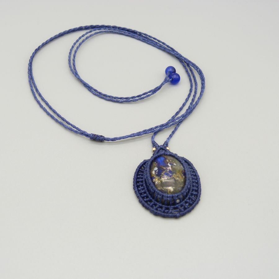 Mörkblått mikro-macramé halsband med en sten cabochon