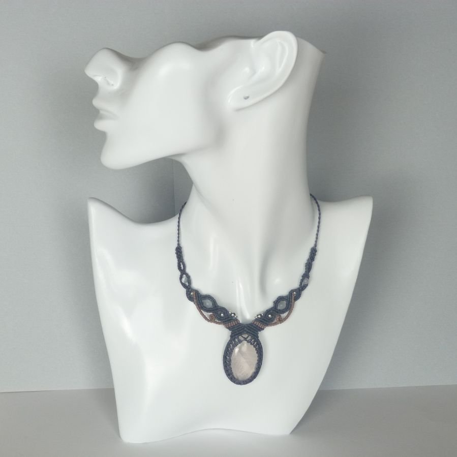 Blå/grå mikro-macramé halsband med rosenkvarts 