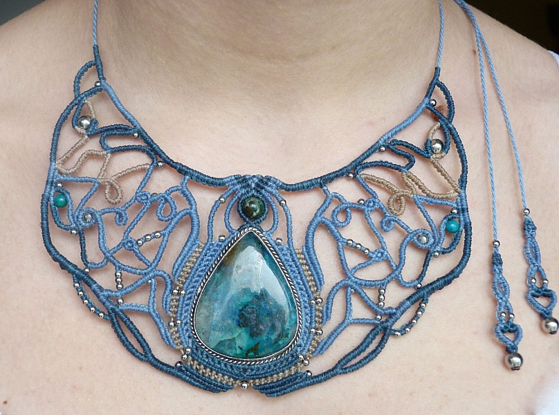 collier bleu en micro-macram&eacute; avec cabochon en apatite
