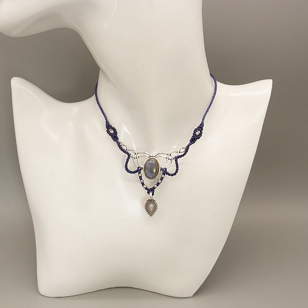 Midnattsbl&aring;tt halsband i mikromakram&eacute; med en labradorit i mitten