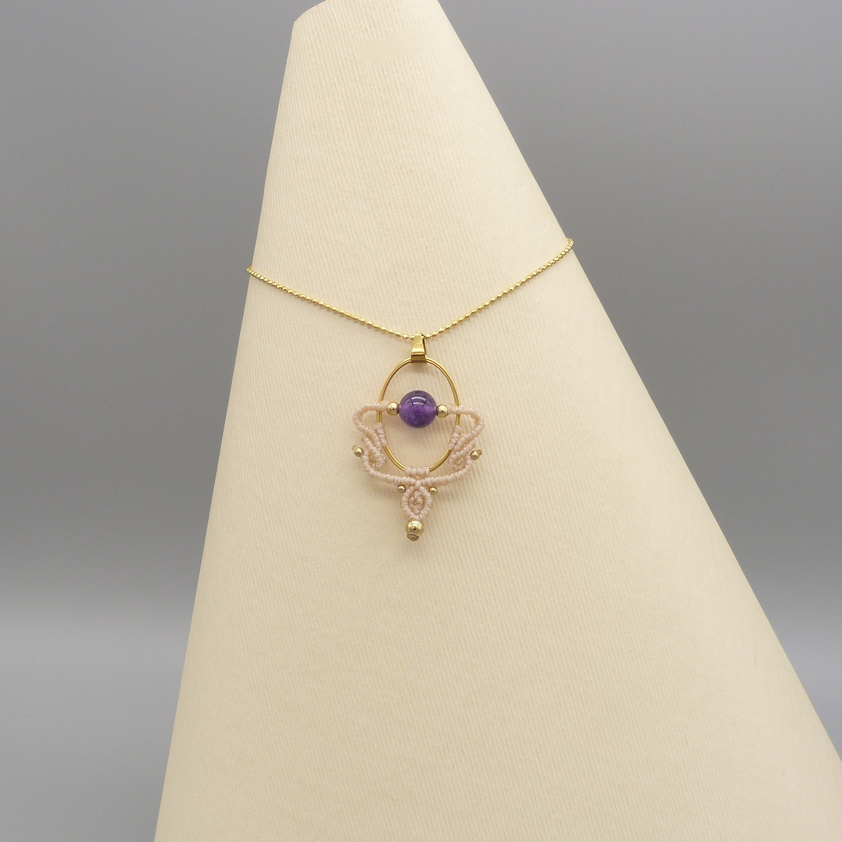 Collier couleur sable en micro-macram&eacute;  avec une perle am&eacute;thyste