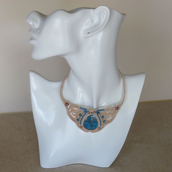 Sandf&auml;rgat halsband i mikromakram&eacute; med medaljong av naturlig apatitsten