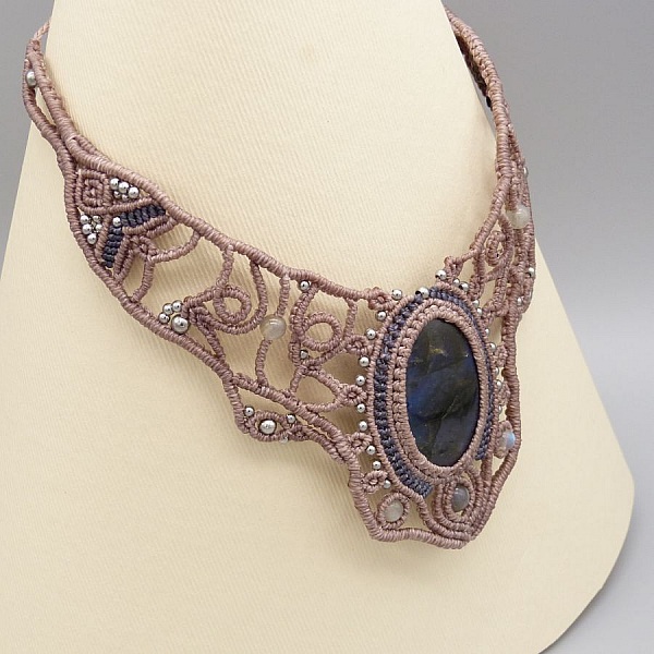 Taupef&auml;rgat halsband i mikromakram&eacute; med en vacker labradorit.