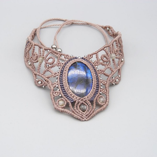 Taupef&auml;rgat halsband i mikromakram&eacute; med en vacker labradorit.