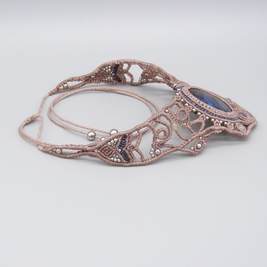 Taupefärgat halsband i mikromakramé med en vacker labradorit.