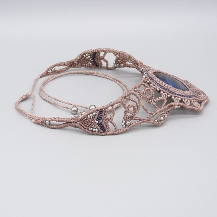 Taupefärgat halsband i mikromakramé med en vacker labradorit.